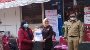 Simbolis penyerahan bantuan APD Kementerian Lingkungan Hidup Dan Kehutanan RI kepada RS Milenia Kota Bogor, Senin 3/8/2020 (dok. KM)
