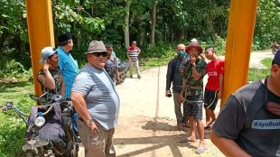 H.Rifa'i Tajjudin saat bersama masyarakat Desa Durian Seginim bergotong royong memperbaiki jembatan yang rusak,sabtu (08/08)