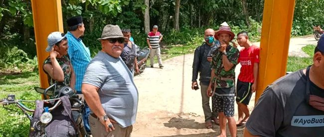 H.Rifa'i Tajjudin saat bersama masyarakat Desa Durian Seginim bergotong royong memperbaiki jembatan yang rusak,sabtu (08/08)