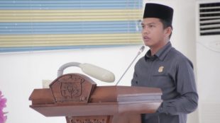 Anggota DPRD Kota Tanjungbalai Mas Budi Panjaitan saat menyampaikan pendapat akhir pada sidang paripurna, Kamis 13/8/2020 (dok. KM)