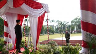 Gubernur Rohidin Mersyah saat menjadi inspektur upacara pada peringatan HUT RI Ke 75,17 Agustus 2020 di Lapangan Kantor Gubernur Bengkulu