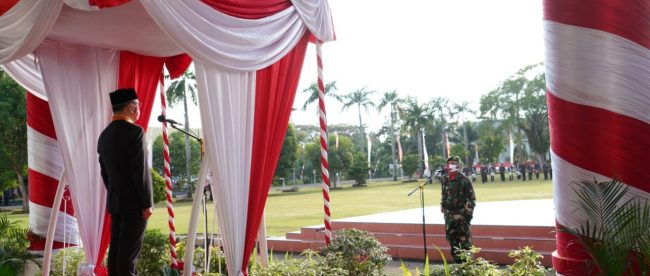 Gubernur Rohidin Mersyah saat menjadi inspektur upacara pada peringatan HUT RI Ke 75,17 Agustus 2020 di Lapangan Kantor Gubernur Bengkulu