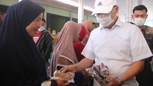 Gubernur Rohindin Mersyah saat membagikan masker kepada masyarakat Bengkulu beberapa waktu yang lalu