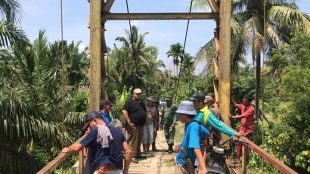 Warga Desa Tanjung Menang bersama H.Rifa'i Tadjudin saat bergotong royong memperbaikai jembatan rusak,Senen (24/08)
