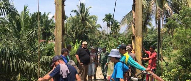 Warga Desa Tanjung Menang bersama H.Rifa'i Tadjudin saat bergotong royong memperbaikai jembatan rusak,Senen (24/08)