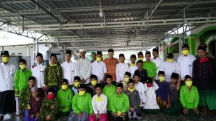 Gubernur Rohidin Mersyah foto bersama anak-anak Ponpes Hidayatul Qomariyah Bengkulu