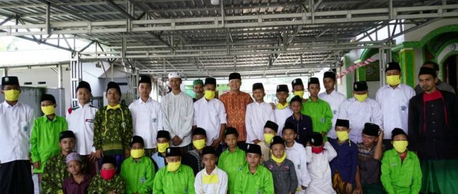 Gubernur Rohidin Mersyah foto bersama anak-anak Ponpes Hidayatul Qomariyah Bengkulu