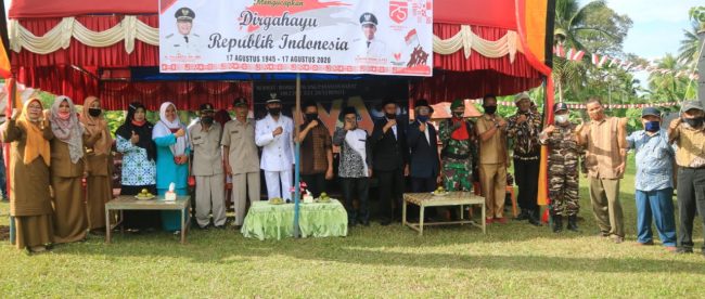 Peserta dan Undangan Upacara Foto bersama seusai kegiatan.