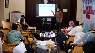 Ahli Epidemiologi dari UI Tri Yunis Miko Wahyono memberi pemaparan kepada Gugus Tugas Covid-19 Kota Bogor, 6/8/2020 (dok. KM)