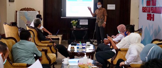 Ahli Epidemiologi dari UI Tri Yunis Miko Wahyono memberi pemaparan kepada Gugus Tugas Covid-19 Kota Bogor, 6/8/2020 (dok. KM)