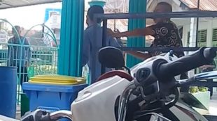 Oknum ASN berinisial ASL (baju batik) menarik kerah baju dan mendorong Yuha keluar dari masjid, 13 Agustus 2020 (dok. KM)