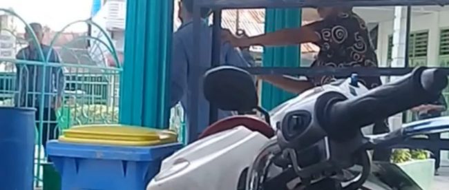 Oknum ASN berinisial ASL (baju batik) menarik kerah baju dan mendorong Yuha keluar dari masjid, 13 Agustus 2020 (dok. KM)