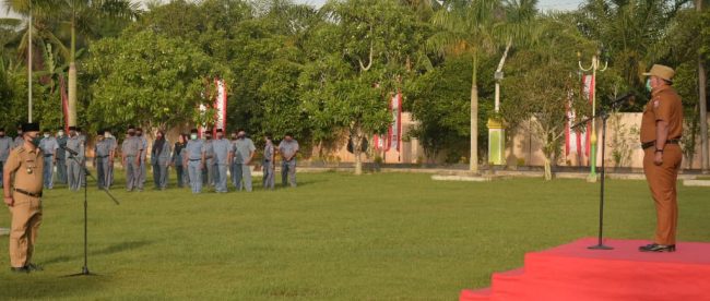 Walikota Tanjungbalai, H. M Syahrial memimpin langsung apel gabungan di halaman kantor Wali Kota Tanjungbalai, Senin 3/8/2020 (dok. KM)