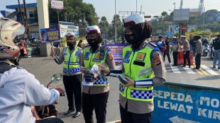 Pembagian Masker Polres Bogor di Gadog, Bogor (dok. KM)