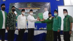 Serah terima rekomendasi Partai Persatuan Pembangunan (PPP) mendukung paslon Kuswanto-Kusnomo sebagai calon bupati dan wakil Bupati Purworejo 2020 di Purworejo, Selasa, 5/8/2020 (dok. darto_P24)