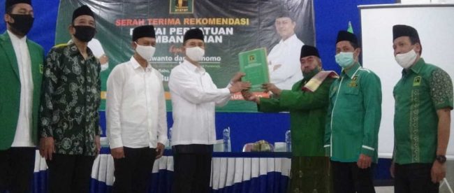 wp-1596723421366.jpg Serah terima rekomendasi Partai Persatuan Pembangunan (PPP) mendukung paslon Kuswanto-Kusnomo sebagai calon bupati dan wakil Bupati Purworejo 2020 di Purworejo, Selasa, 5/8/2020 (dok. darto_P24)