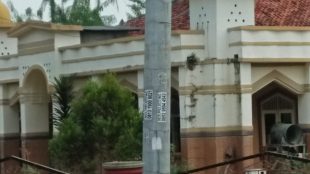 Tiang listrik yang miring dan retak di Desa Cidadap, Kecamatan Pagaden Barat (dok. KM)