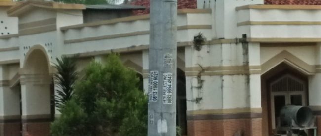 Tiang listrik yang miring dan retak di Desa Cidadap, Kecamatan Pagaden Barat (dok. KM)