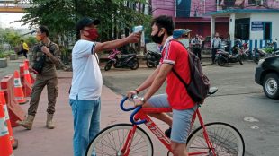 Petugas melakukan pengecekan suhu kepada warga yang akan berolah raga di jalur CFD Kota Bekasi (dok. KM)