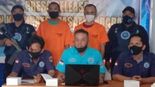 Kepala BNN Kabupaten Pasaman Barat Irwan Effenry saat memaparkan program BNN Pasbar pada konferensi pers kepada wartawan, Selasa 11/8 di Kantor BNN Simpang Empat.