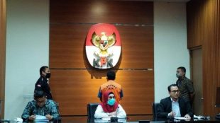 Wakil Ketua KPK Lili Pintauli Siregar merilis penahanan mantan Bupati Bogor Rachmat Yasin, Kamis malam 13/8/2020 (dok. Hari Setiawan Muhammad Yasin/KM)