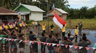 Penyelenggaraan upacara Hari Kemerdekaan RI di tengah sawah di Nagari Koto Baru, Pasaman Barat, Senin 17/8/2020 (dok. KM)