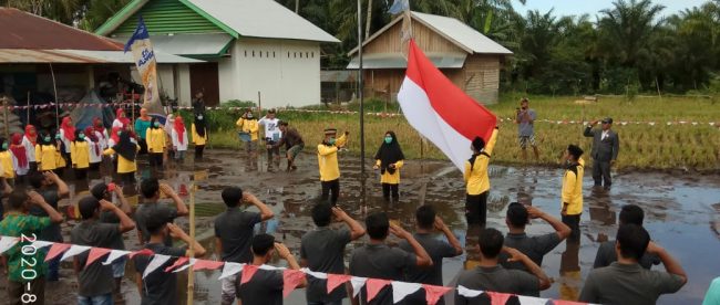 Penyelenggaraan upacara Hari Kemerdekaan RI di tengah sawah di Nagari Koto Baru, Pasaman Barat, Senin 17/8/2020 (dok. KM)