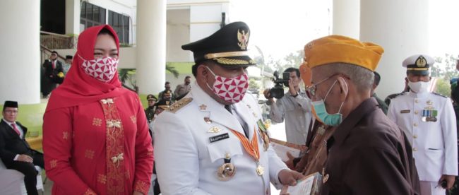 Wali Kota Tanjungbalai, H.M Syahrial didampingi istri saat memberikan penali kasih secara simbolis kepada veteran kemerdekaan (dok. KM)