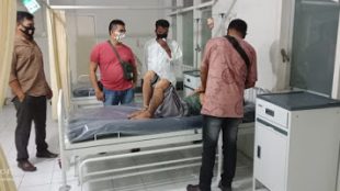 Pelaku penganiayaan sedang diamankan untuk dibawa ke RSJ Saanin Padang (dok. KM)