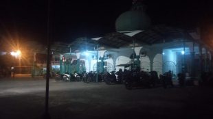 Suasana di luar Masjid Taqwa Tanjungbalai yang hanya diterangi lampu darurat (dok. KM)