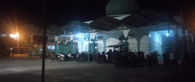 Suasana di luar Masjid Taqwa Tanjungbalai yang hanya diterangi lampu darurat (dok. KM)