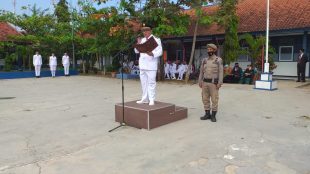 Camat Cipunagara, Subang, memeimpin upacara HUT Kemerdekaan RI di lapangan SMPN 1 Cipunagara, Senin 17/8/2020 (dok. KM)