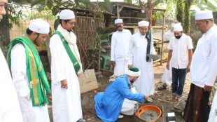 Peletakan batu pertama pembangunan Rumah Tahfidz Salwa Madina yang disaksikan langsung para tokoh agama & aparat setempat 16/8/2020 (dok. KM)
