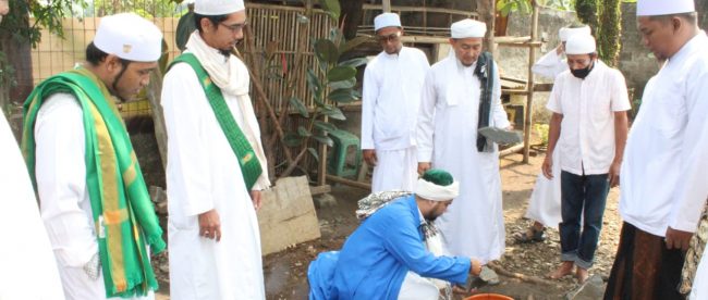 Peletakan batu pertama pembangunan Rumah Tahfidz Salwa Madina yang disaksikan langsung para tokoh agama & aparat setempat 16/8/2020 (dok. KM)