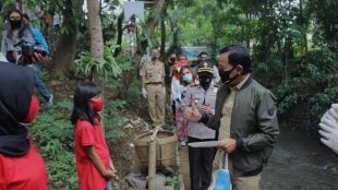 Wali Kota Bogor Bima Arya Sugiarto Saat Meresmikan Hutan Kampung di Cilendek Barat, Selasa 18/8/2020 (foto istimewa)