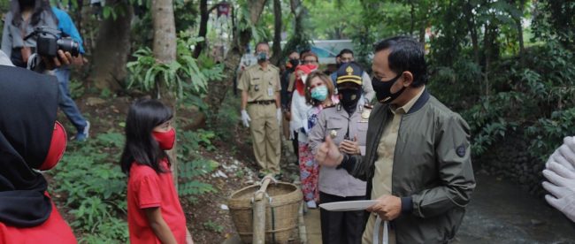 Wali Kota Bogor Bima Arya Sugiarto Saat Meresmikan Hutan Kampung di Cilendek Barat, Selasa 18/8/2020 (foto istimewa)