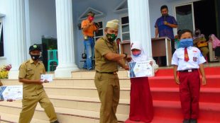 Kepala Desa Kumpay, Kecamatan Jalancagak, Kabupaten Subang, memberikan beasiswa secara simbolis kepada siswa berprestasi (dok. KM)