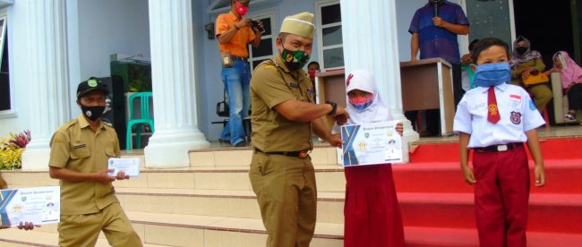 Kepala Desa Kumpay, Kecamatan Jalancagak, Kabupaten Subang, memberikan beasiswa secara simbolis kepada siswa berprestasi (dok. KM)