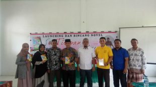 Penulis muda Sari Rahmayani beserta pendiri TPA Al-Kamil, Dosen IAIDU Asahan dan Gurus MAS YMPI Sei Tualang Raso Kota Tanjungbalai saat peluncuran novel "Titipan Tuhan" di Aula SMP IT Kota Tanjungbalai, Minggu 23/8/2020 (dok. KM)