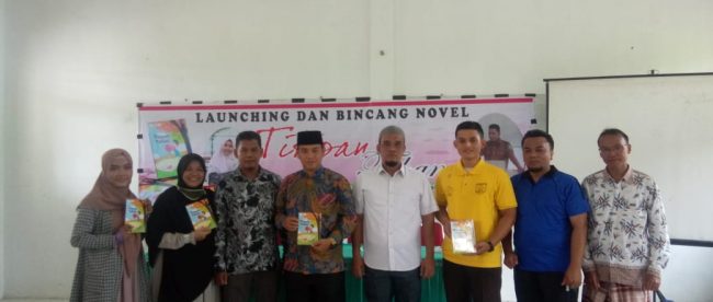 Penulis muda Sari Rahmayani beserta pendiri TPA Al-Kamil, Dosen IAIDU Asahan dan Gurus MAS YMPI Sei Tualang Raso Kota Tanjungbalai saat peluncuran novel 