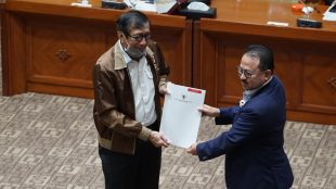 Menkumham Yasonna Laoly saat menyerahkan Daftar Inventarisasi Masalah (DIM) RUU MK dari Pemerintah pada rapat kerja bersama Komisi III DPR RI di Kompleks Parlemen, Jakarta, Selasa 25/8/2020
