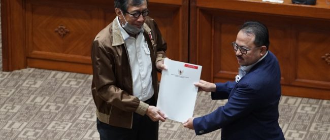 Menkumham Yasonna Laoly saat menyerahkan Daftar Inventarisasi Masalah (DIM) RUU MK dari Pemerintah pada rapat kerja bersama Komisi III DPR RI di Kompleks Parlemen, Jakarta, Selasa 25/8/2020