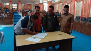 Penandatanganan Nota Kesepakatan Kebijakan Umum Anggaran-Prioritas dan Plafon Anggaran Sementara (KUA-PPAS) APBD-Perubahan tahun 2020 pada Sidang Paripurna di Aula Irama Gedung DPRD, Senin 24/8/2020 (dok. KM)