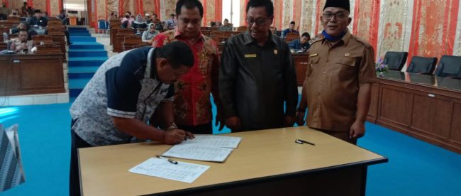 Penandatanganan Nota Kesepakatan Kebijakan Umum Anggaran-Prioritas dan Plafon Anggaran Sementara (KUA-PPAS) APBD-Perubahan tahun 2020 pada Sidang Paripurna di Aula Irama Gedung DPRD, Senin 24/8/2020 (dok. KM)
