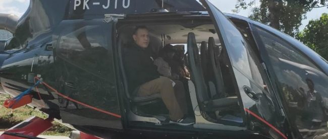 Ketua KPK Firli Bahuri saat naik helikopter ke Baturaja, OKU, Sumsel. (Dok. MAKI)