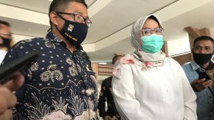Bupati Bogor Ade Munawaroh Yasin menerima kunjungan Sekretaris Komisi I DPRD Jawa Barat, Sadar Muslihat di gedung Setda Kabupaten Bogor, Rabu 26/8/2020 (Dok. Rahayu Marini Hakim)