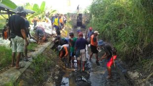 Masyarakat bergotong royong memperbaiki bendungan irigasi yang jebol, Sabtu 29/8/2020 (dok. KM)