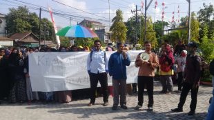 Aksi unjuk rasa aktivis Muhammadiyah di depan kantor Kemenag Kota Tanjungbalai, Kamis 27/8/2020 (dok. KM)