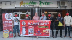 Ketua Tim Penggerak PKK Tanjungbalai Sri Silvisa Novita bersama Tim Ojek Masyarakat yang juga driver ojek online "Let's Go" pada Jumat 28/8/2020Â  di teras Gallery Batik Kito (dok. KM)