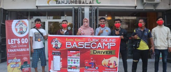 Ketua Tim Penggerak PKK Tanjungbalai Sri Silvisa Novita bersama Tim Ojek Masyarakat yang juga driver ojek online 